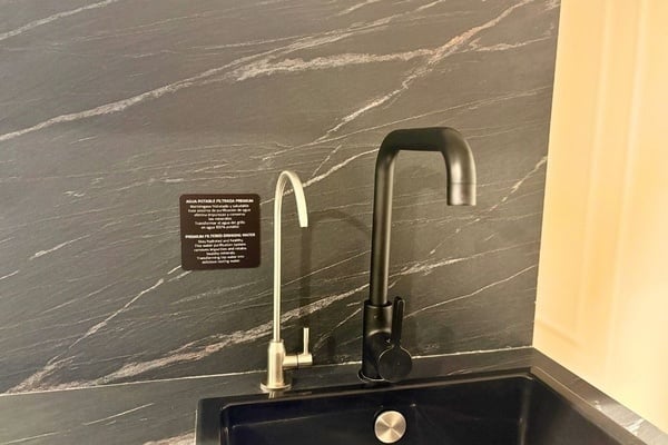 ein Tisch mit Tellern und Besteck und einer Tischdecke mit Fischen und Wellen