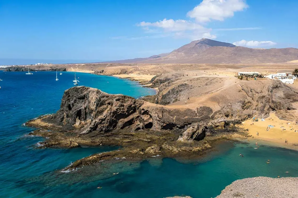 R2 Hoteles: Playa paradisíaca con aguas cristalinas y paisaje volcánico.