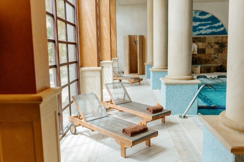 une salle de conférence remplie de tables et de chaises