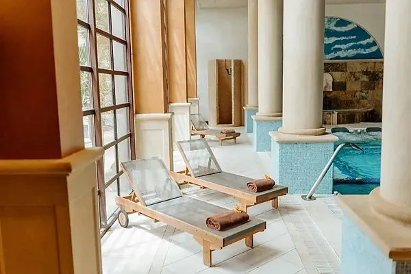 Entspannen Sie sich im R2 Hotels: Corporativa Pool mit Gartenblick.