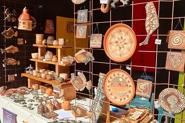 R2 Hoteles: Arte y cerámica local, ideal para decorar tu hogar.