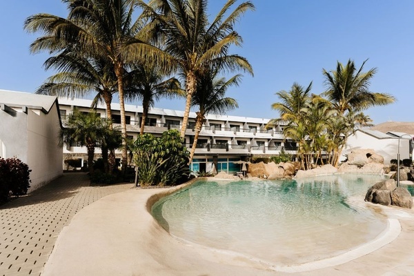 una mesa con platos y cubiertos y un mantel con peces y olas