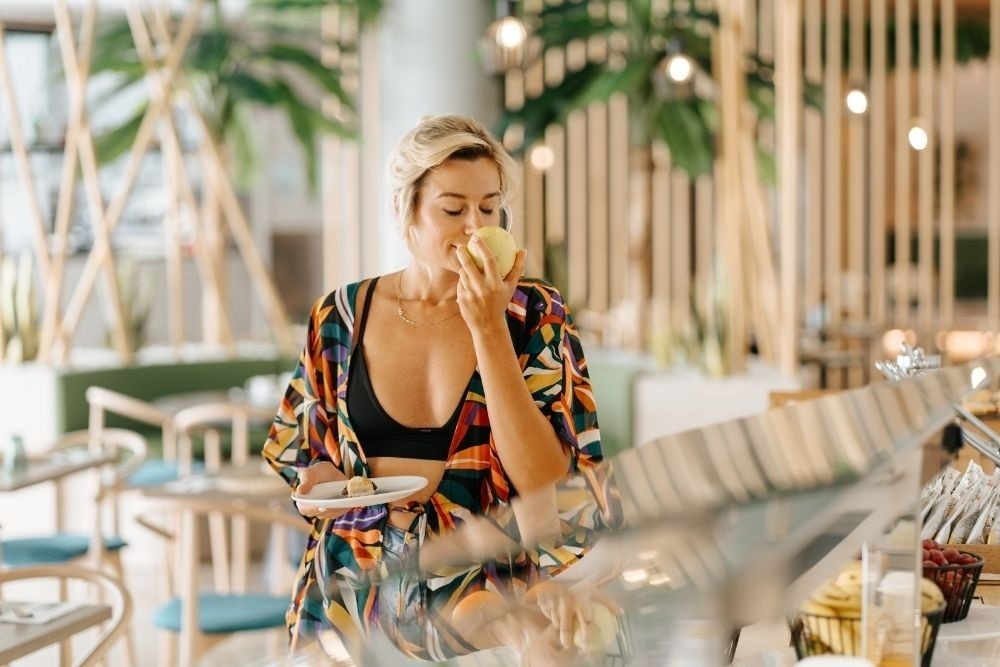 una sala conferenze piena di tavoli e sedie