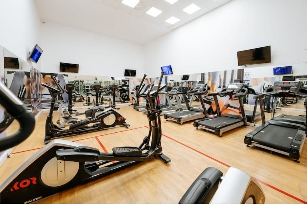 une salle de conférence remplie de tables et de chaises