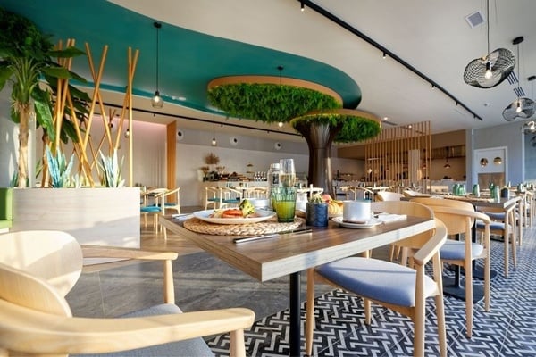 ein Konferenzraum voller Tische und Stühle