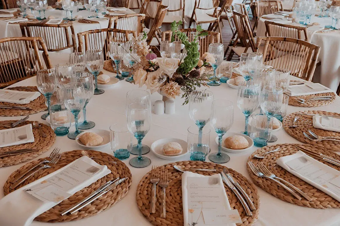 R2 Hoteles Eventos Corporativos: Mesa elegante con flores y menús.