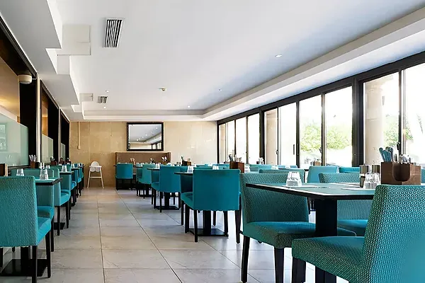 Terraza R2 Hoteles Corporativa con mobiliario exterior y sombra.