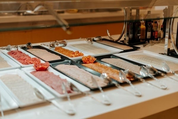 ein Buffet mit Spaghetti- und Makkaronigerichten