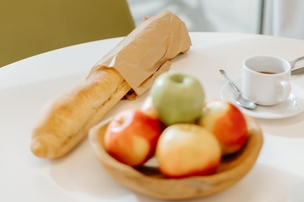 un buffet avec des plats de spaghettis et de macaronis