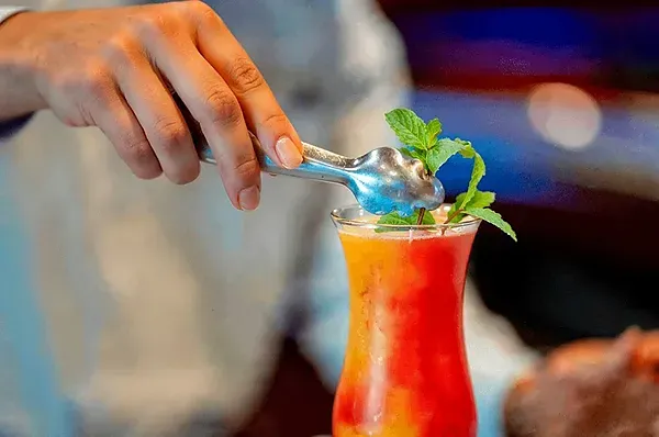R2 Hotels: Refreshing cocktails and fruit on sunny terrace.