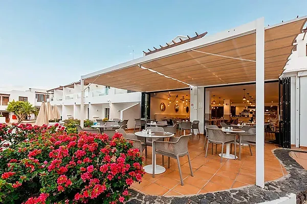 R2 Hotels: Eleganter Speisesaal mit gedeckten Tischen für Service.