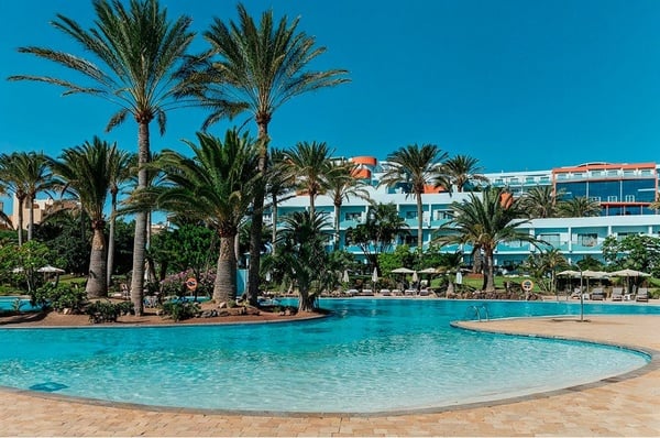 stół z talerzami i sztućcami oraz obrus z rybami i falami