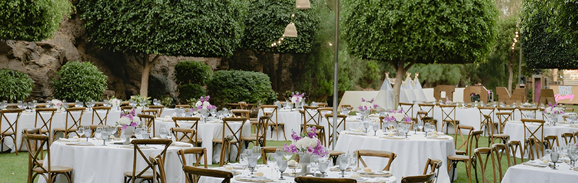 una piscina rodeada de sillas y sombrillas con vistas al océano