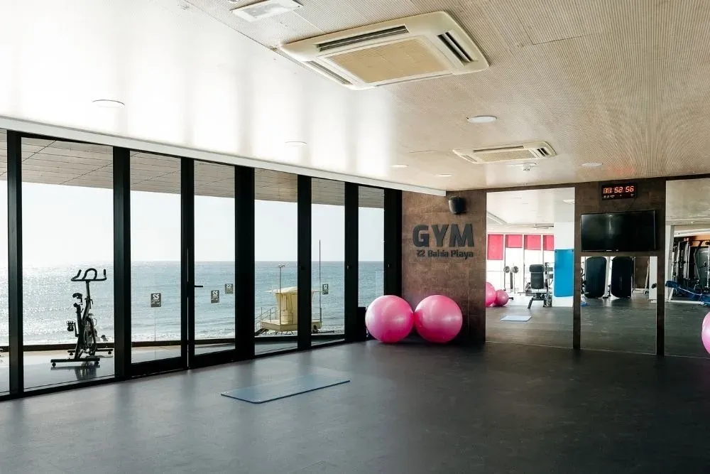 Gimnasio R2 Hoteles: modernas instalaciones deportivas con vistas al mar.