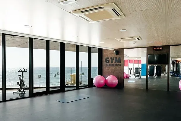 R2 Hoteles: Corporativa. Mujeres en clase de yoga en gimnasio.
