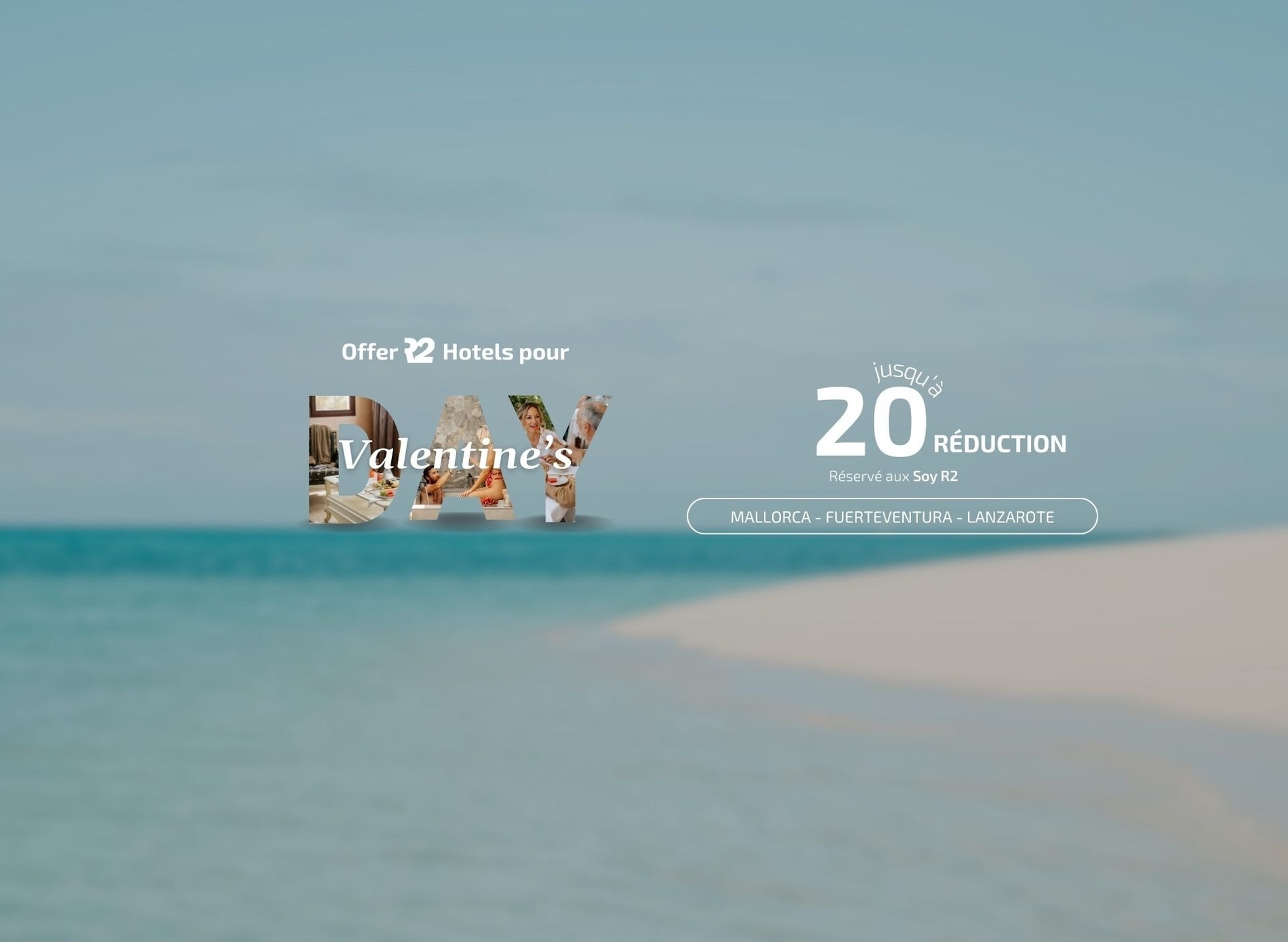 une piscine entourée de chaises et de parasols avec vue sur l'océan