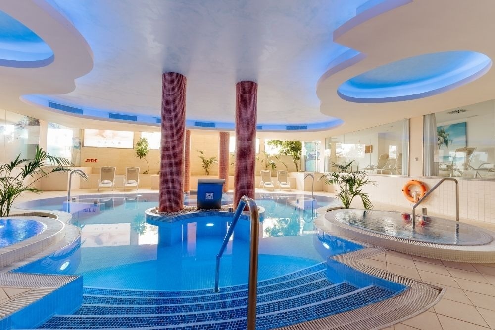 une salle de conférence remplie de tables et de chaises