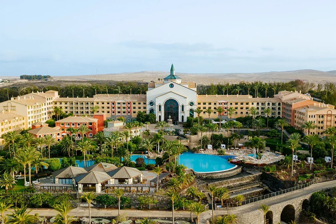 R2 Hotels: Firmenanlage, Resort mit Pool und Palmen.