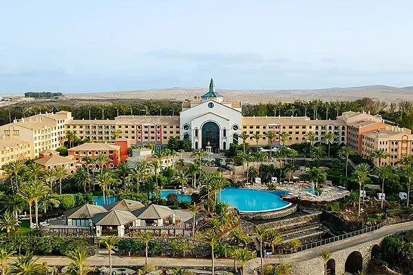 R2 Hotels: Firmen-Luxusresort mit Pool