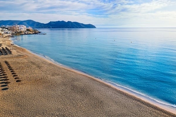 una sala de conferencias llena de mesas y sillas