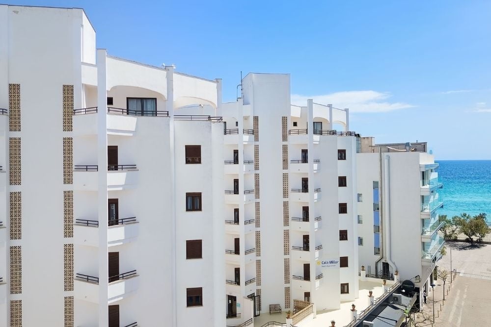 R2 Cala Millor Beach Apartments : façade blanche avec vue sur la mer.