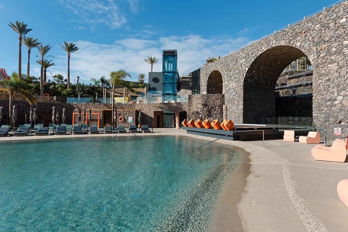une table avec des assiettes, des verres, des couverts et des fleurs