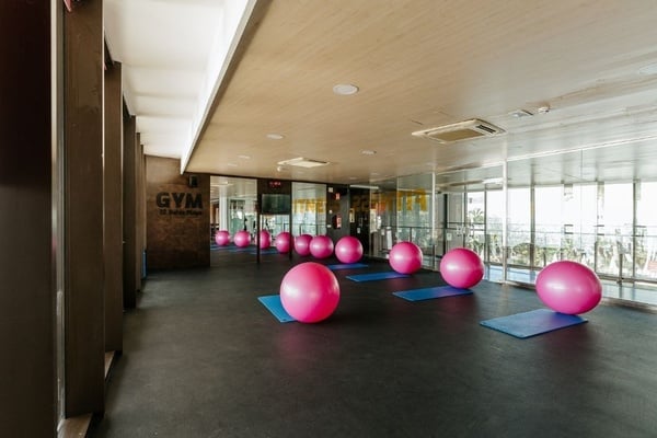 una sala de conferencias llena de mesas y sillas