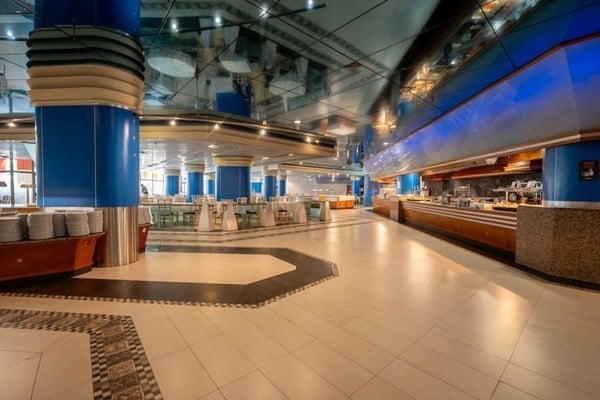 bufet z daniami ze spaghetti i makaronu