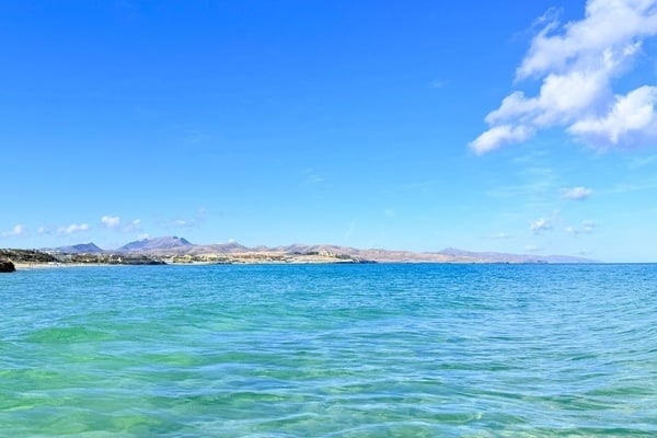 une salle de conférence remplie de tables et de chaises