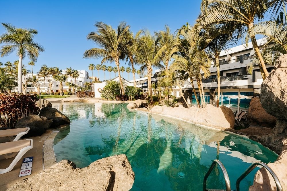 Ein Tisch mit Tellern und Besteck und einer Tischdecke mit Fischen und Wellen.