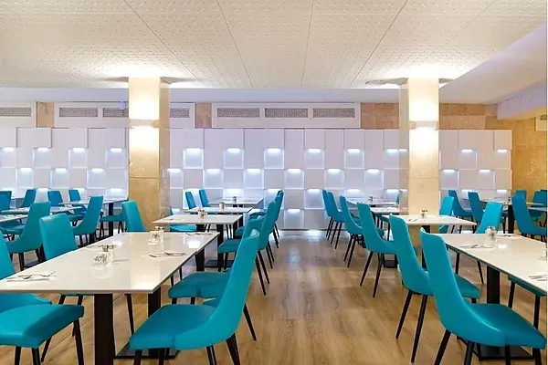 R2 Hoteles: Comedor amplio con buffet y mesas preparadas.