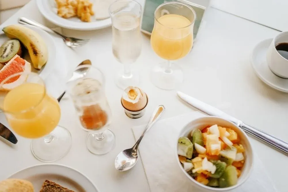 R2 Hoteles: Desayuno buffet corporativo con jugos frescos.