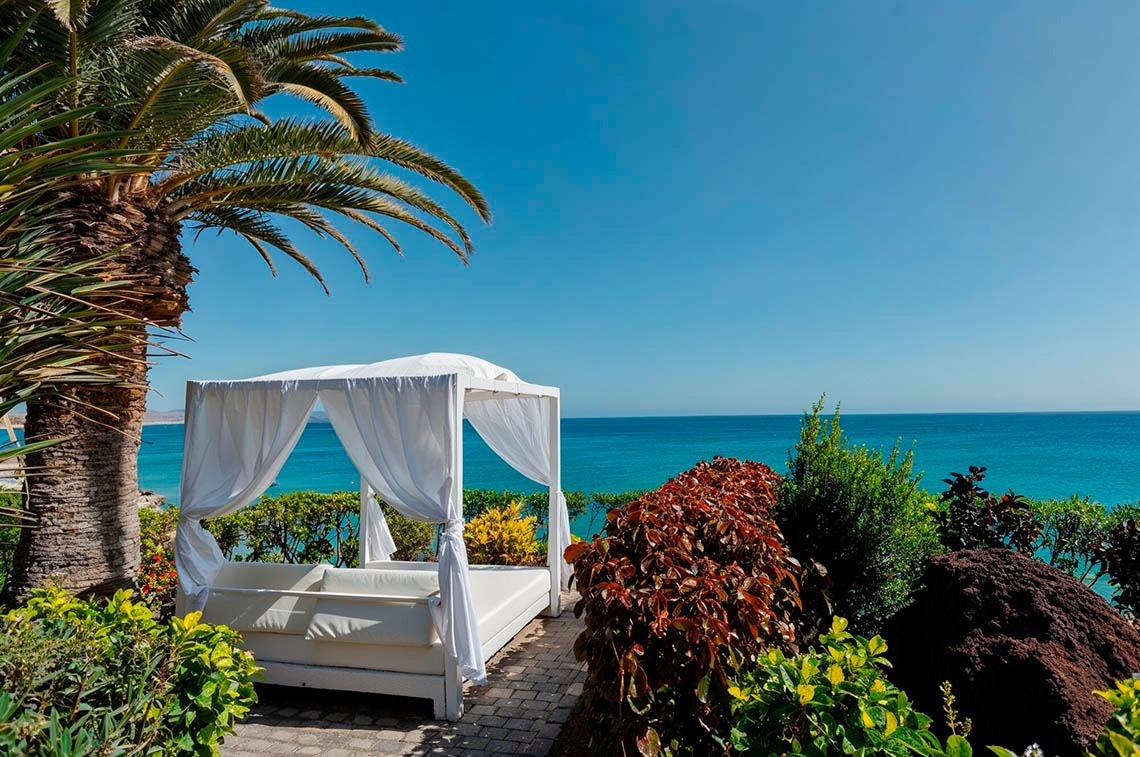 une table avec des assiettes et des couverts et une nappe avec des poissons et des vagues