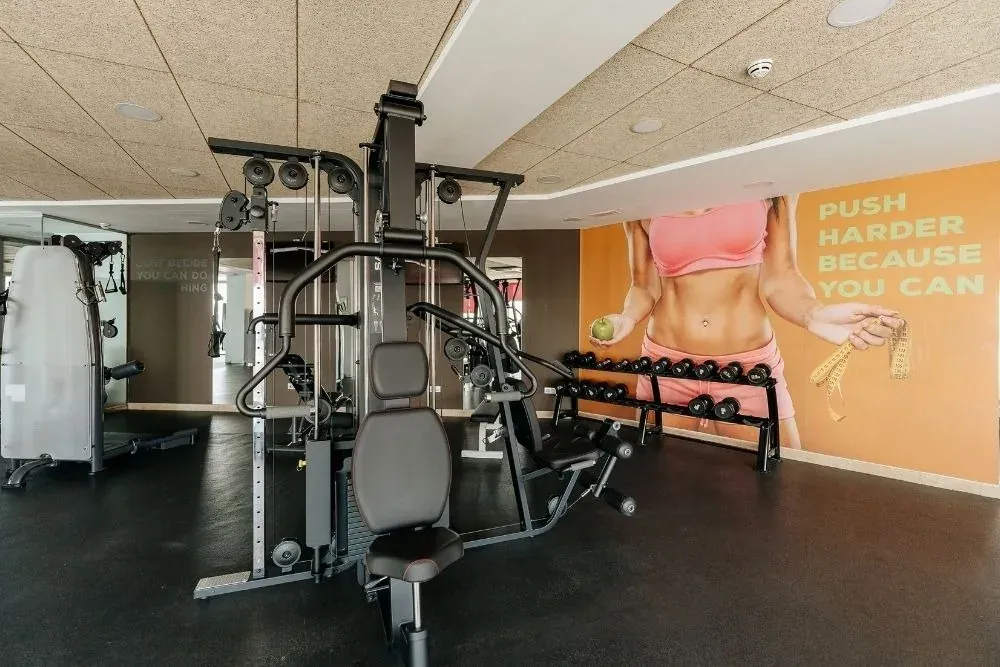 Gimnasio corporativo R2 Hoteles: Equipado para tu bienestar.