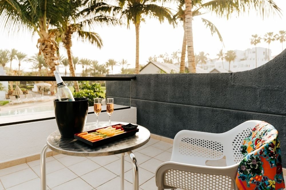 R2 Romantic Fantasia Dreams & Suites Hotel: champagne & fruit on tropical balcony.