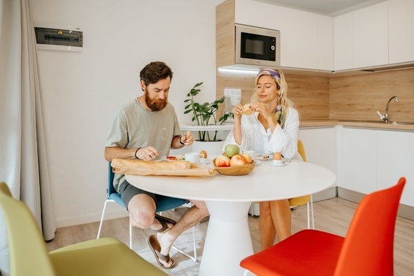 un buffet avec des plats de spaghettis et de macaronis