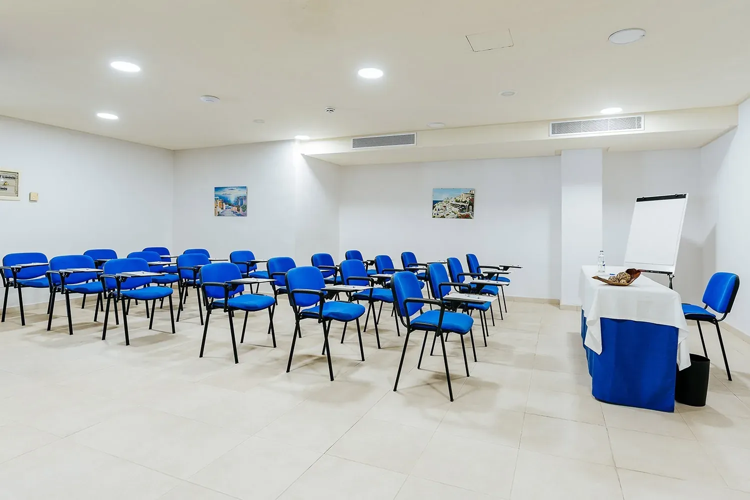 R2 Hotels Firmenbesprechungsraum: blaue Stühle, moderner Klassenraum.