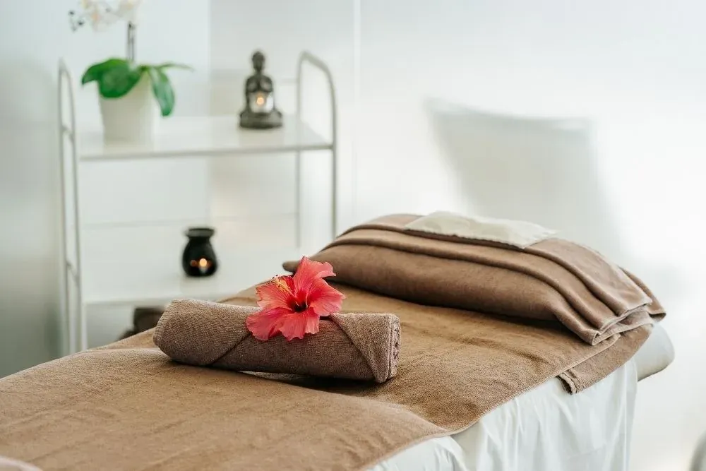 R2 Hotels: R2 Hoteles: Spa R2 Hotels: Ambiente relajante con toallas y flor para masajes.