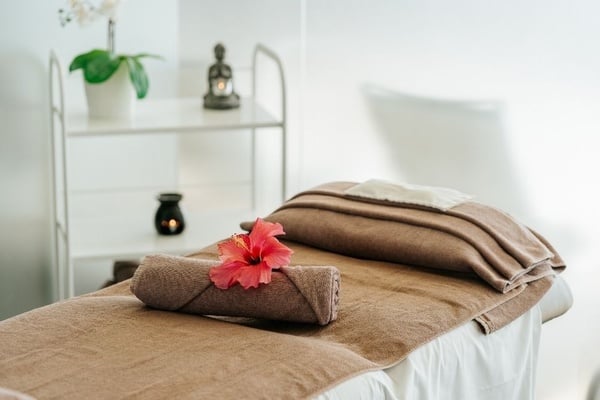 sala konferencyjna pełna stołów i krzeseł