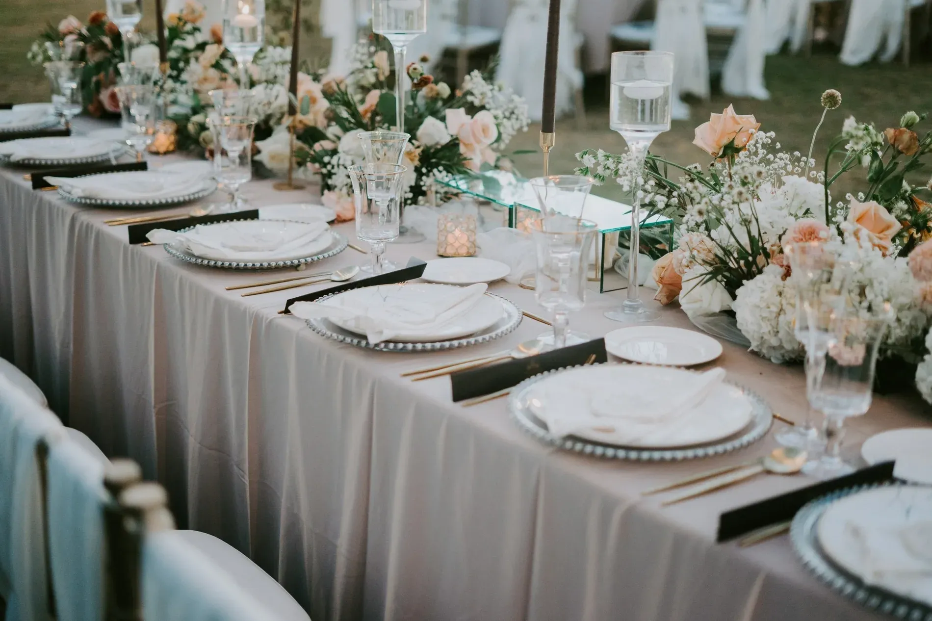 Elegante mesa de banquete para eventos corporativos o bodas. Reserve hoy en R2 Hotels.