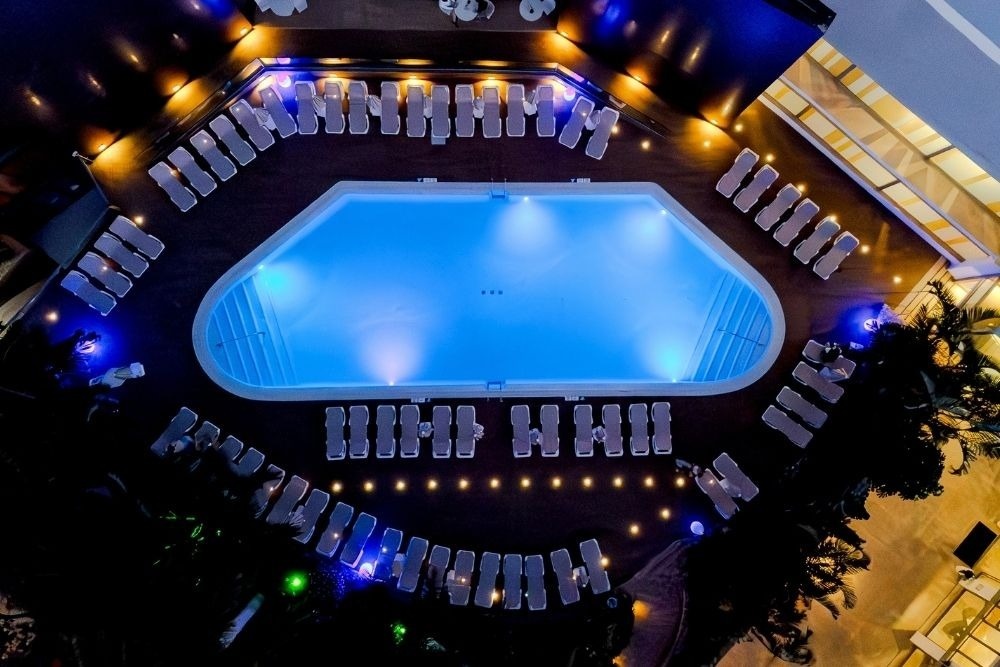 une table avec des assiettes et des couverts et une nappe avec des poissons et des vagues