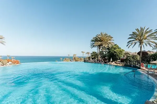 Paar entspannt sich im R2 Hoteles: Corporativa am Pool.