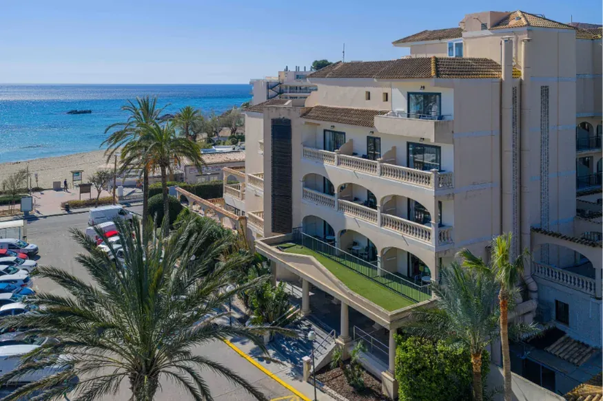 R2 Lago Playa Park Hotel: Meerblick & Palmen am Strand.