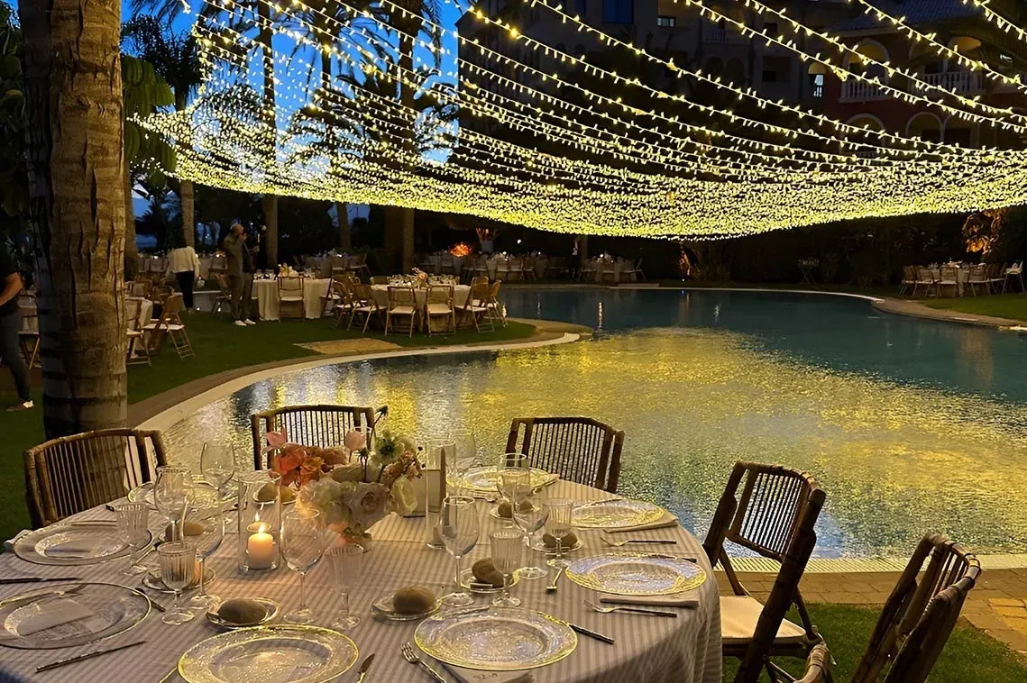 R2 Hoteles: Corporativa. Mesas festivas junto a piscina, luces de cuento para eventos.