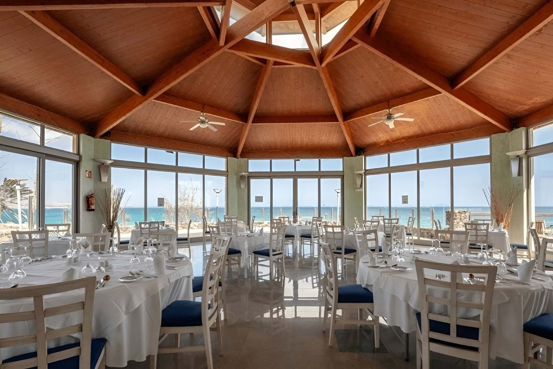 un buffet in un ristorante con piatti e un dispenser di sapone