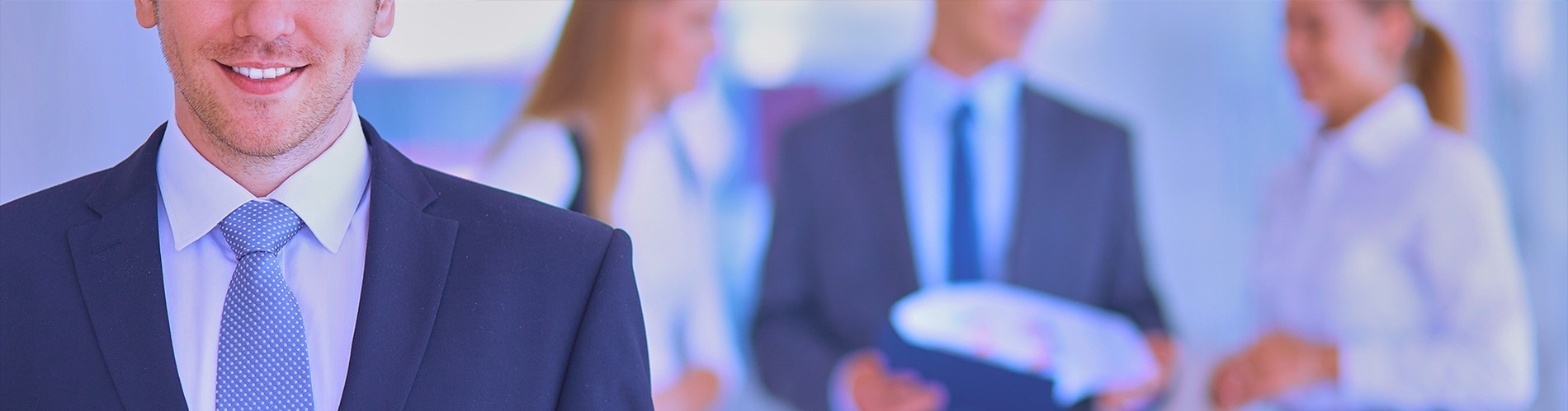 un hombre y una mujer están sentados frente a una computadora portátil y haciendo muecas