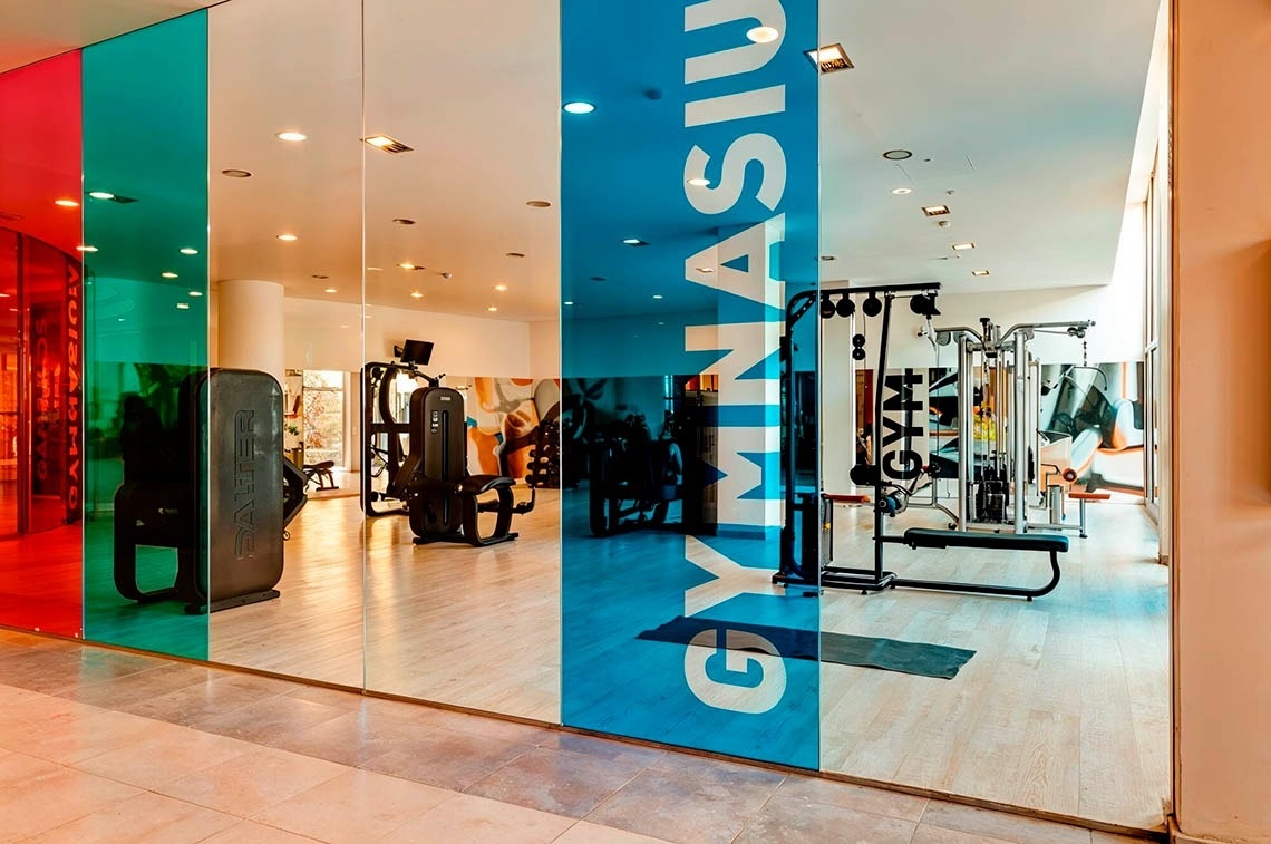 une salle de conférence remplie de tables et de chaises