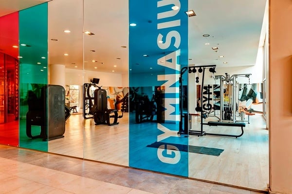 sala konferencyjna pełna stołów i krzeseł