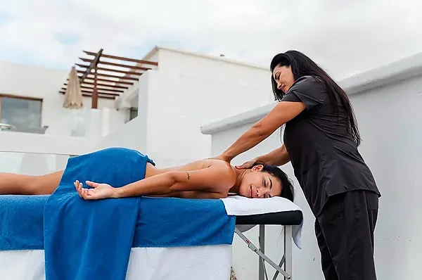 R2 Hoteles: Entspannende Massage auf dem Balkon mit Meerblick.