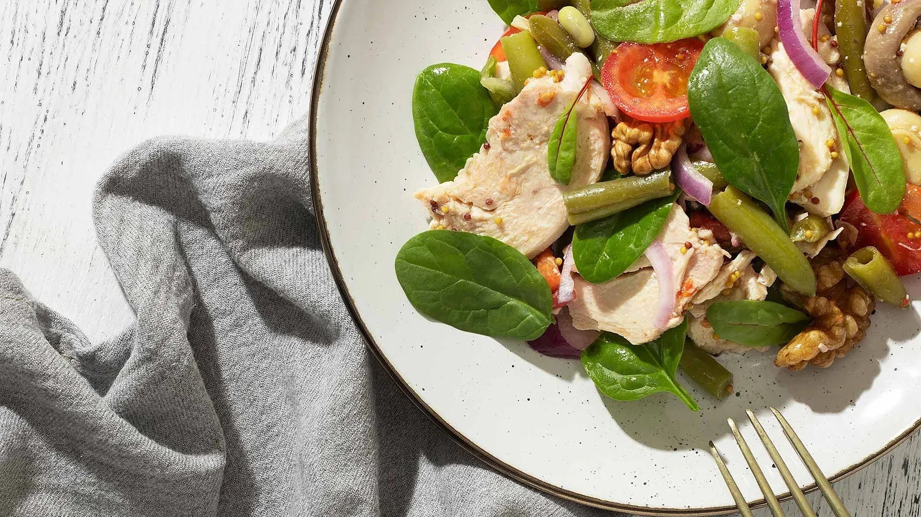 Insalata gourmet con pollo e verdure fresche: Gastronomia | R2 Hotels | Sito Ufficiale